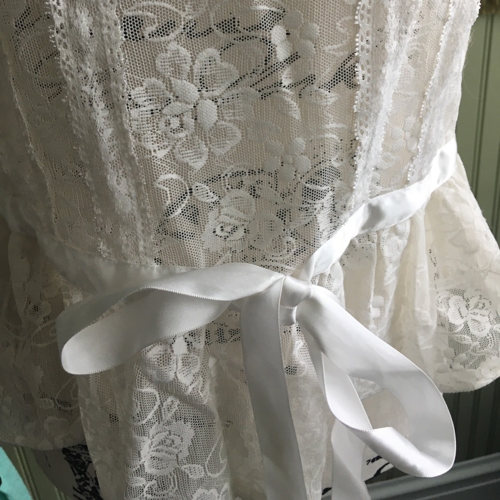 Adorable lace top - Picture 2 of 7